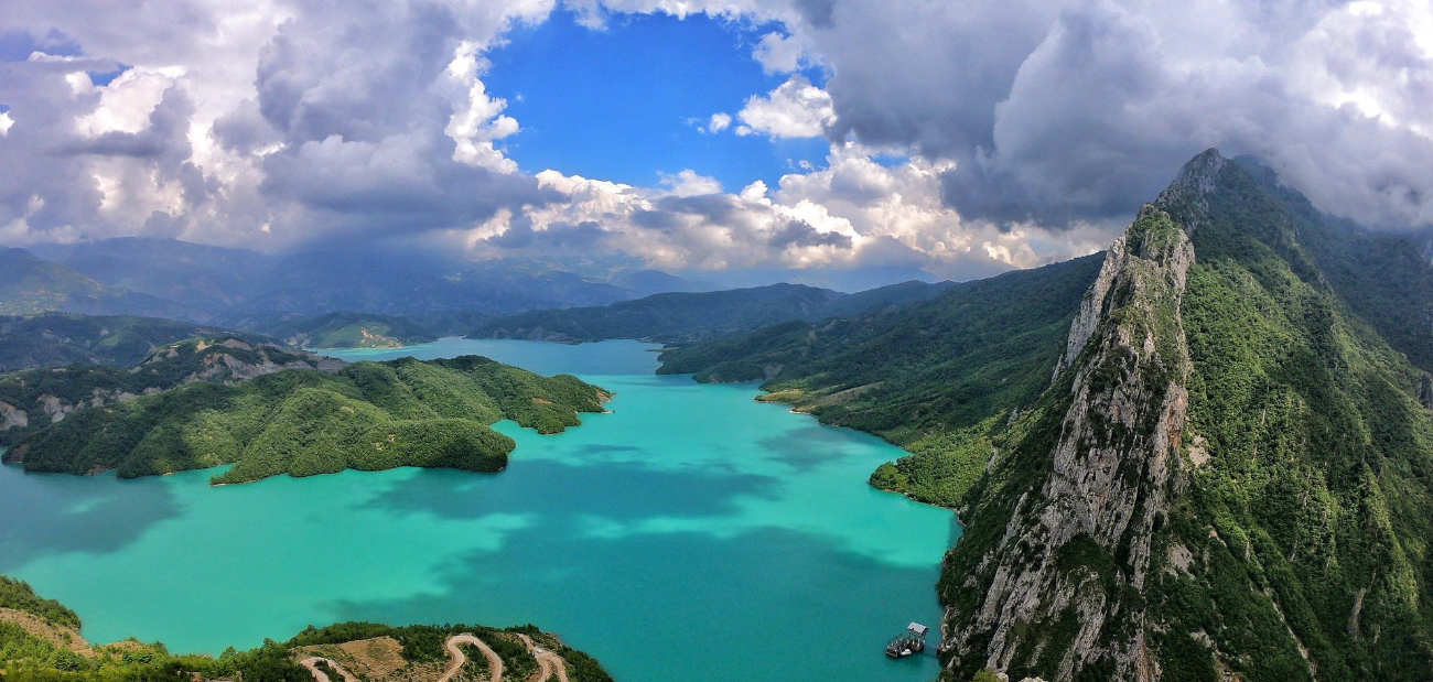 Lac de Bovilla entouré de montagnes