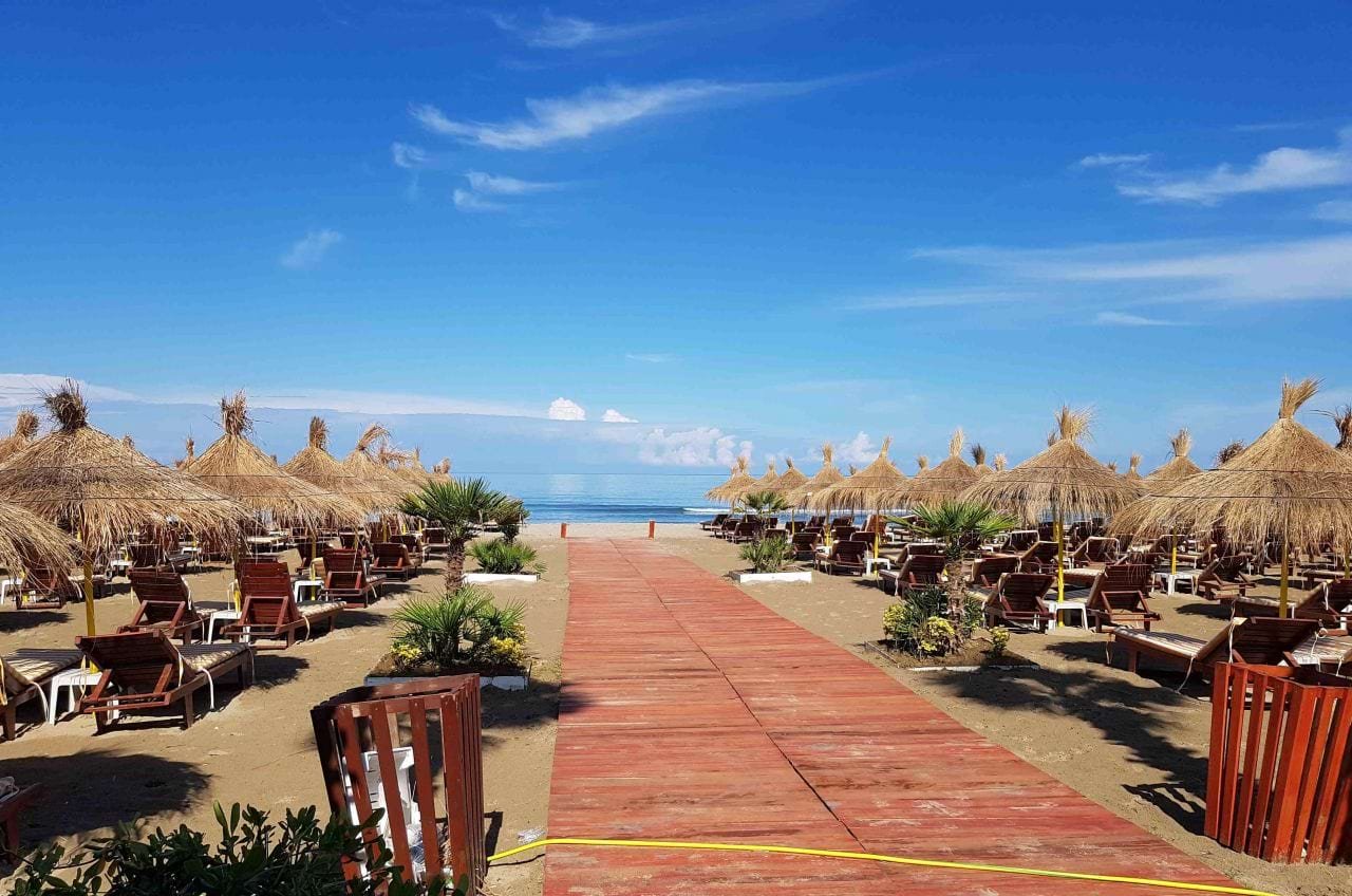 Lalzi Bay – plage de sable doré