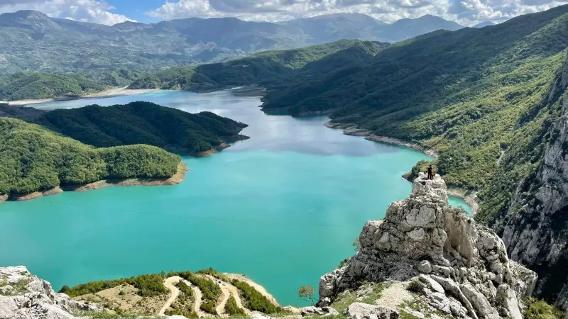 Lac de Bovilla et montagne