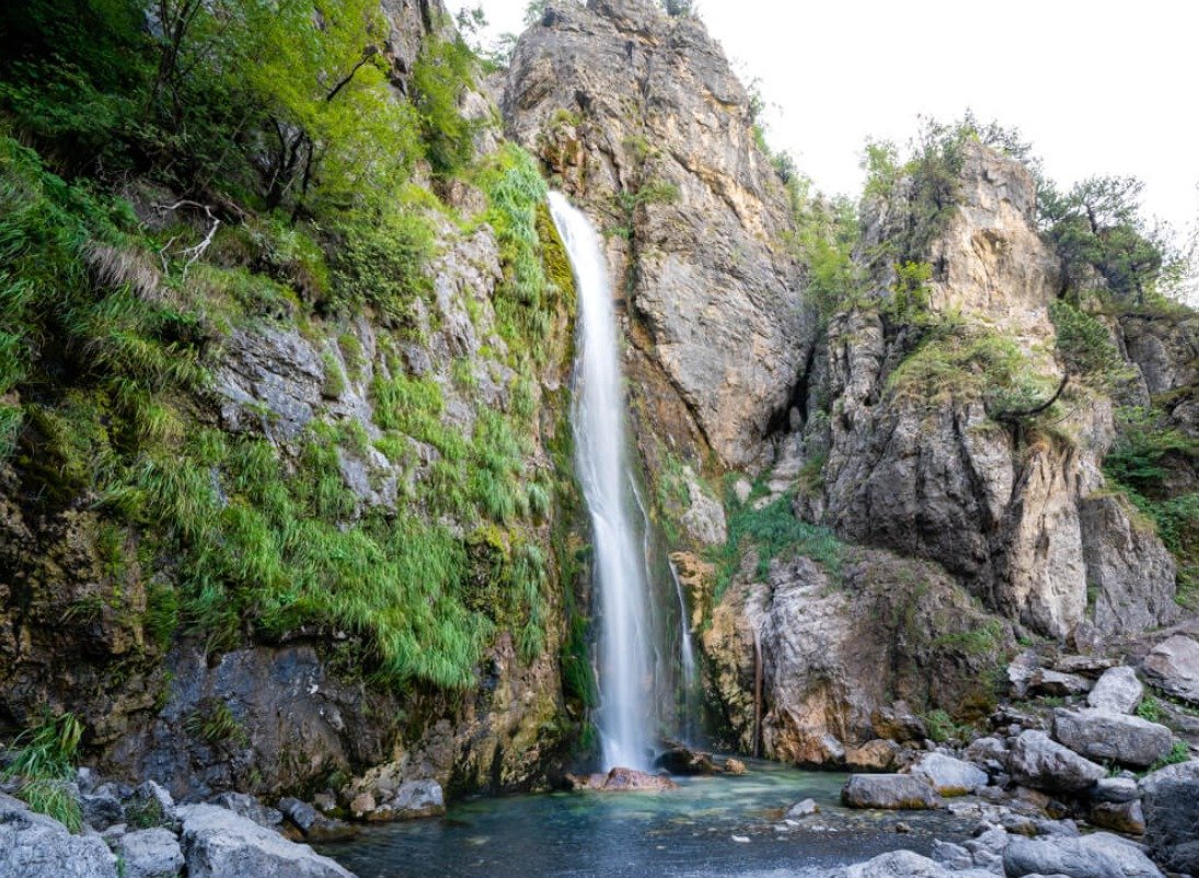 Cascade en Albanie – nature sauvage
