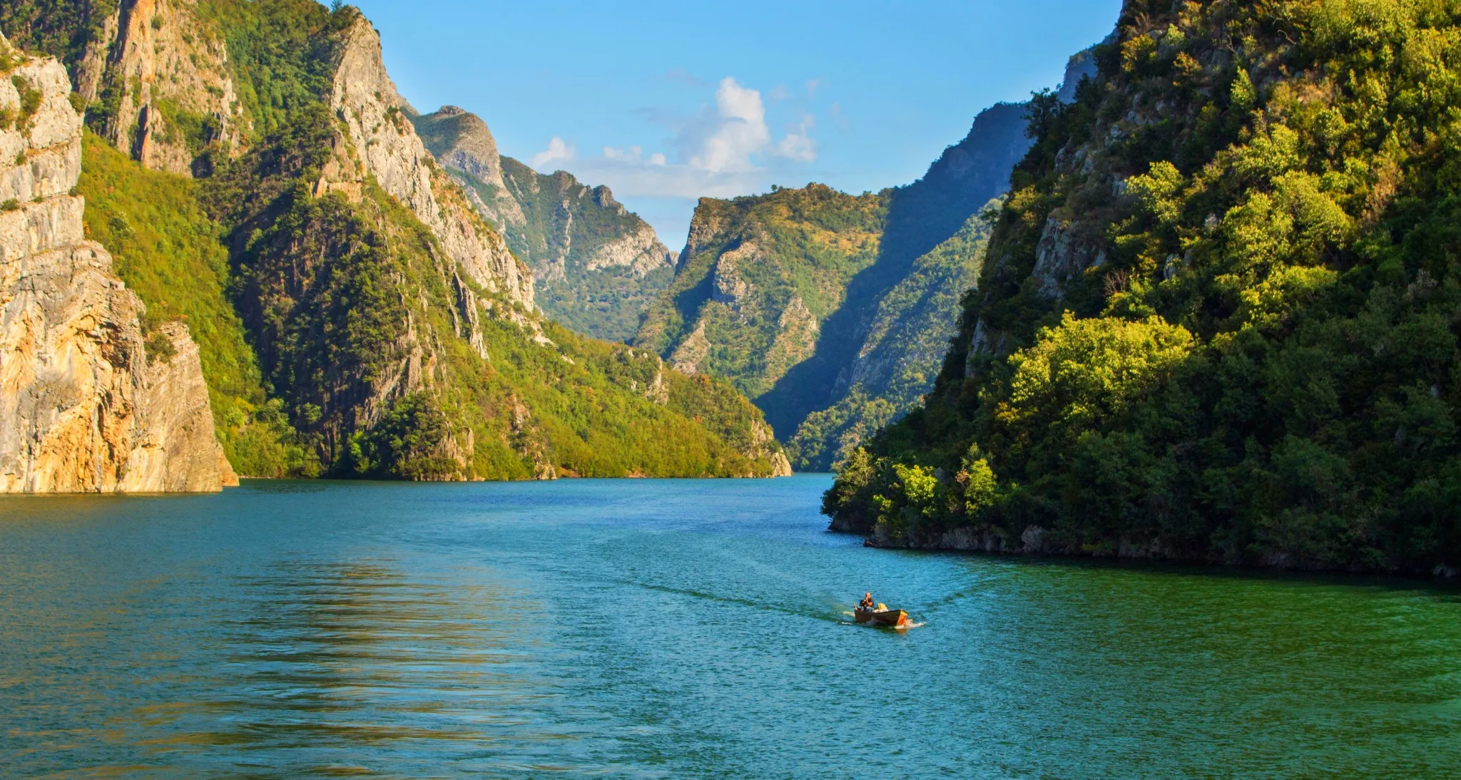 Paysage albanais mêlant montagnes et mer Ionienne